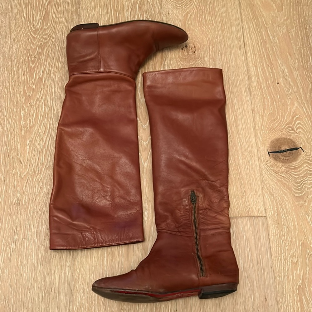 Vintage, real leather boots from Argentine brand. Zipper detailing.